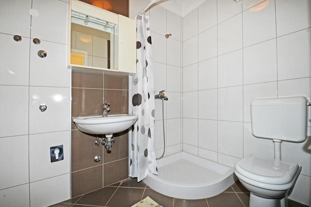 Apartments Mira Veleniki Екстериор снимка