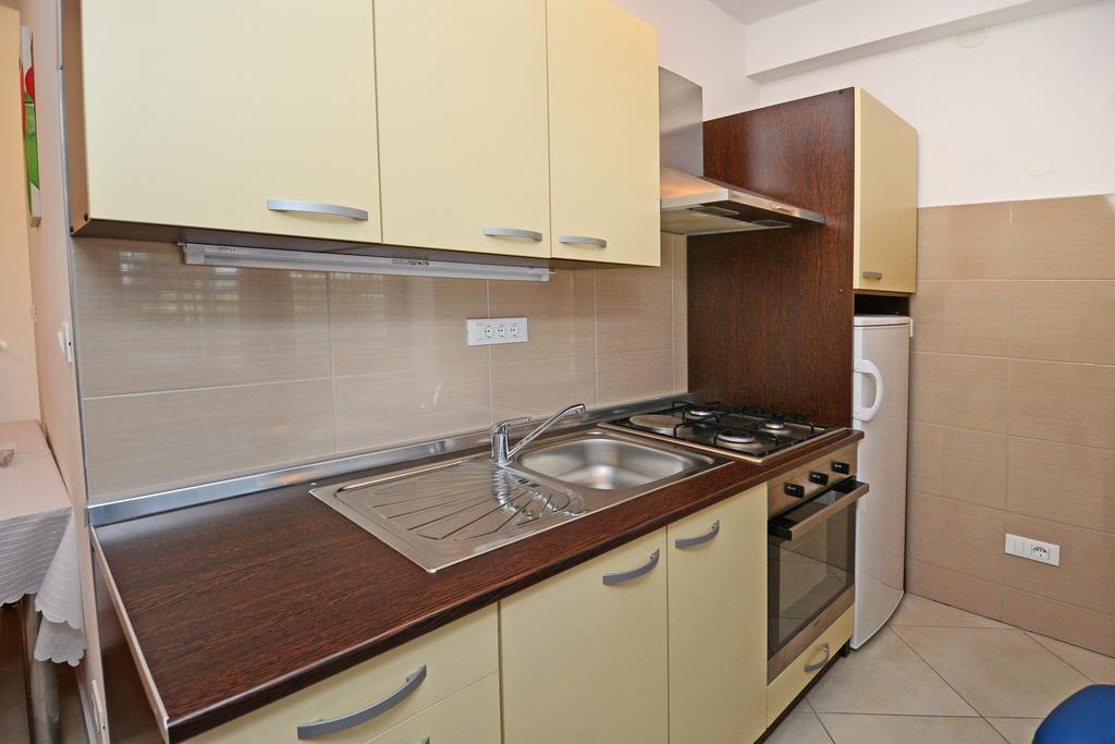 Apartments Mira Veleniki Екстериор снимка