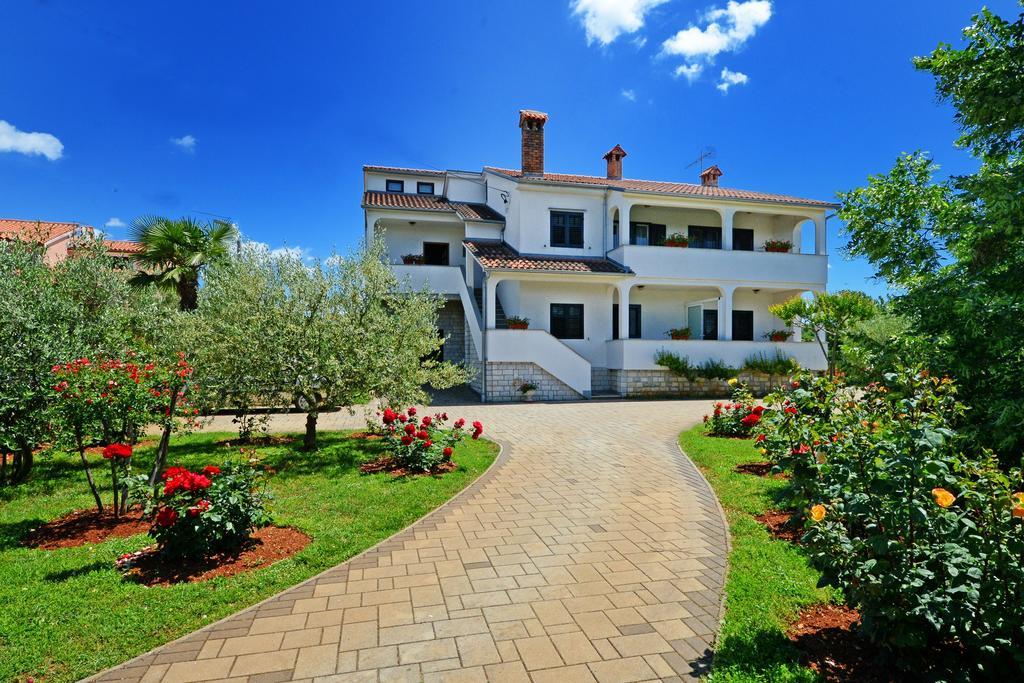 Apartments Mira Veleniki Екстериор снимка